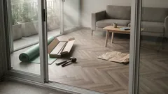 El piso flotante se ve bien… hasta que se siente: el laminado en espiga que viene fuerte en 2026