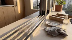 El truco de la película adherente que facilita la limpieza de los rieles de tus ventanas