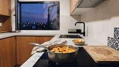 ¿Olor a fritura en la cocina? Prueba este truco con cáscara de mandarina y clavo