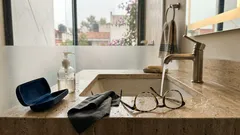 Lentes opacos por manchas o rayones: qué evitar al limpiarlos y la rutina rápida que sí ayuda